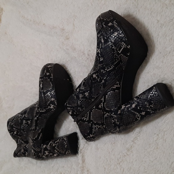 Steve Madden Boots - Picture 2 of 8